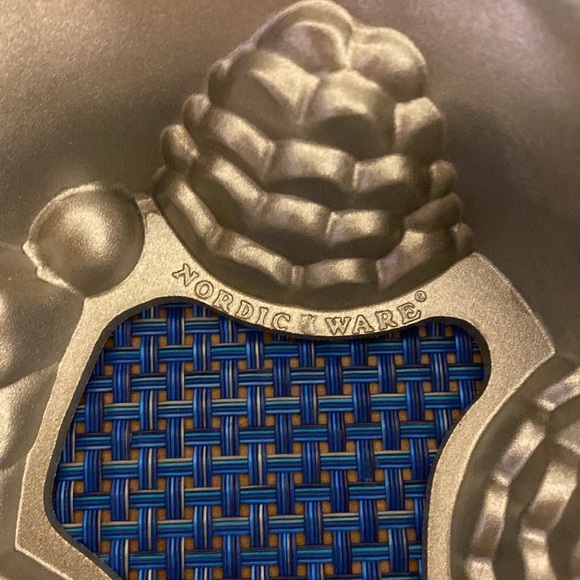 Nordic Ware Holiday Wreath Pan, like new, cast aluminum, lifetime warranty - Picture 2 of 6